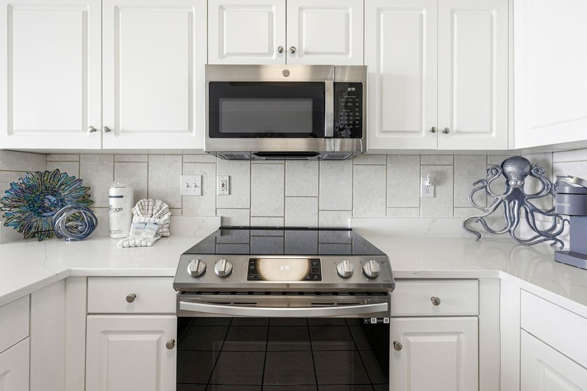 This beautifully updated 1 bedroom, 1.5 bath condo on Miramar - photo 7