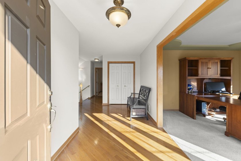 Welcome to this BEAUTIFUL END-UNIT townhome perfectly positioned - photo 8