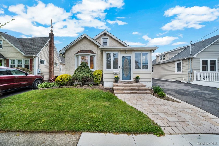 Filled with warmth and opportunity, this 3 bedroom, 1 bath Cape - photo 4
