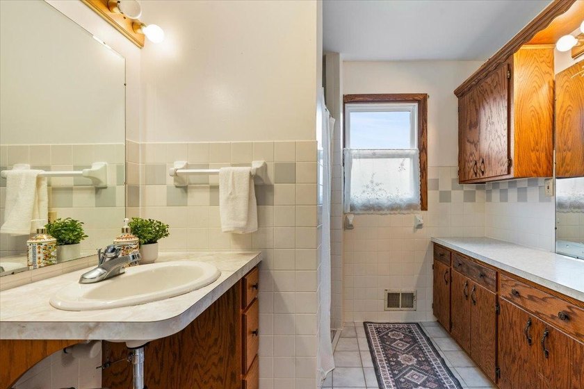 Welcome home! Step into this beautiful five-bedroom, two-bath - photo 7