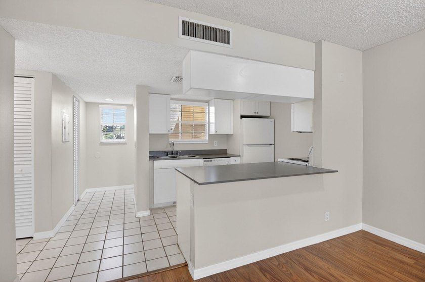 Welcome to this thoughtfully designed two-bedroom, two-bathroom - photo 11