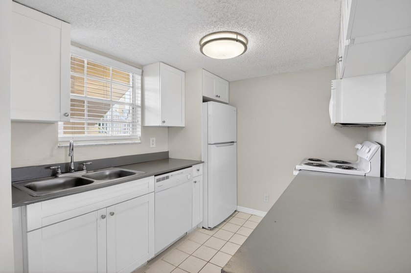 Welcome to this thoughtfully designed two-bedroom, two-bathroom - photo 12