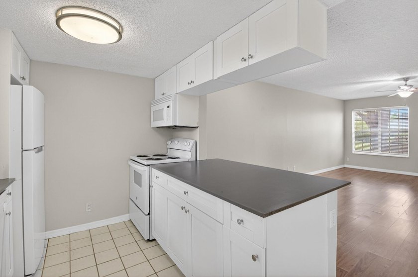 Welcome to this thoughtfully designed two-bedroom, two-bathroom - photo 13