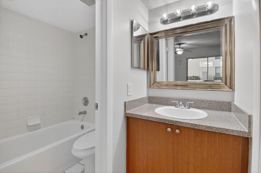 Welcome to this thoughtfully designed two-bedroom, two-bathroom - photo 20