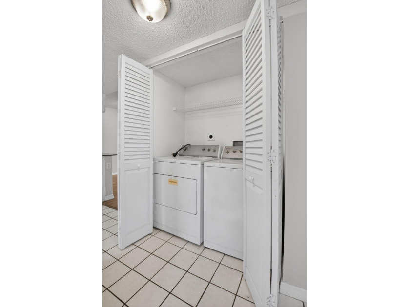 Welcome to this thoughtfully designed two-bedroom, two-bathroom - photo 24