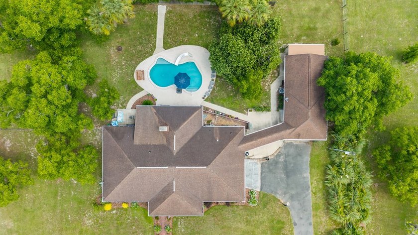 Spacious brick home with separate guest house, pool, and - photo 2
