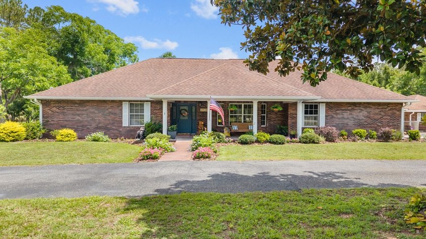 Spacious brick home with separate guest house, pool, and - photo 4