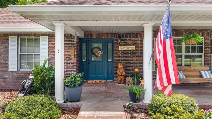 Spacious brick home with separate guest house, pool, and - photo 5
