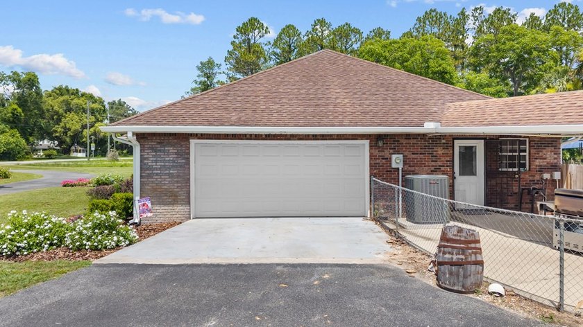 Spacious brick home with separate guest house, pool, and - photo 7