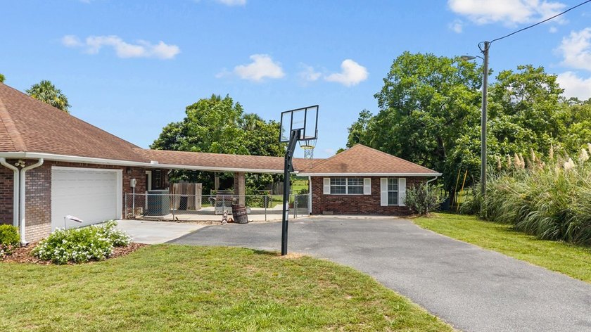 Spacious brick home with separate guest house, pool, and - photo 8