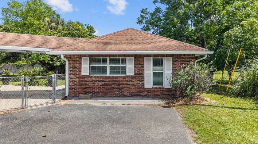 Spacious brick home with separate guest house, pool, and - photo 9