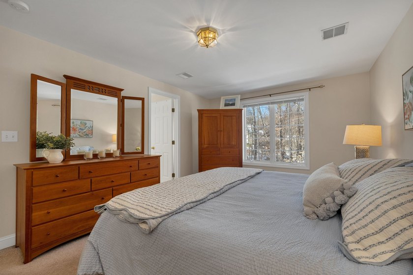 An inviting end unit townhouse-style condominium, minutes to - photo 12