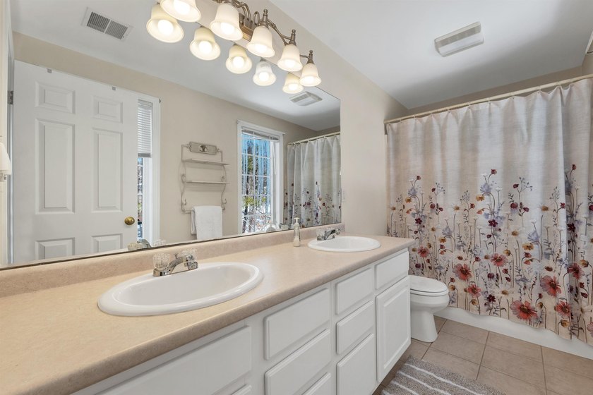 An inviting end unit townhouse-style condominium, minutes to - photo 13