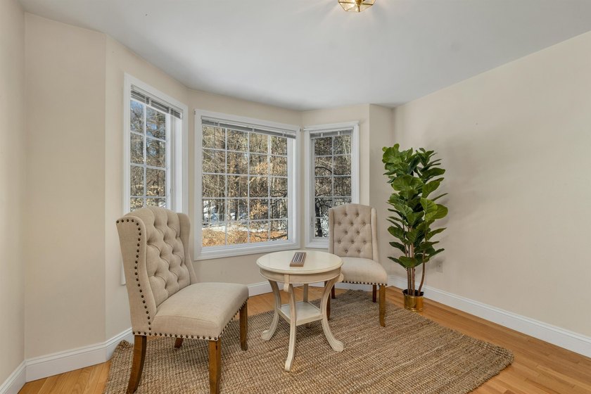 An inviting end unit townhouse-style condominium, minutes to - photo 14