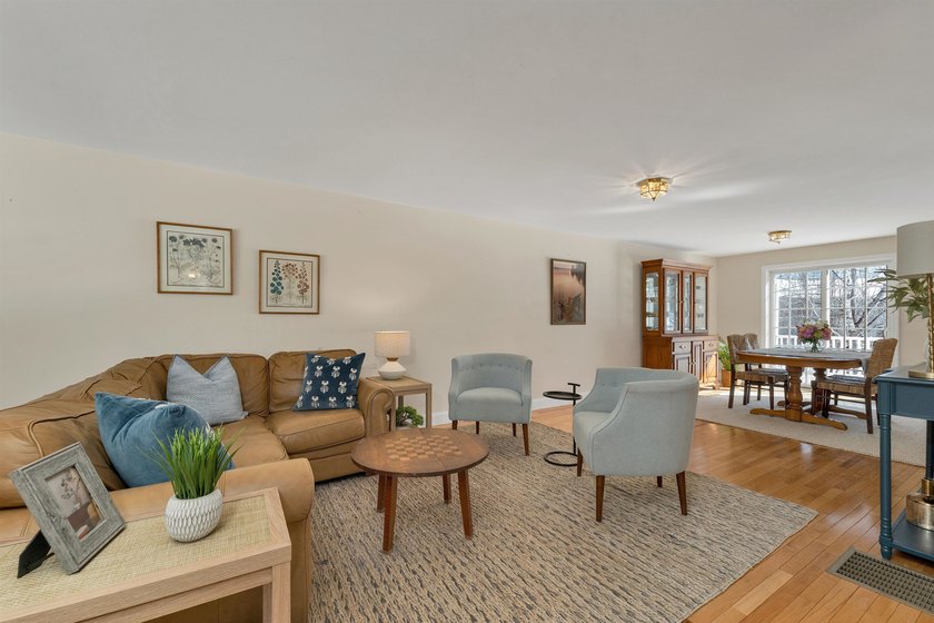An inviting end unit townhouse-style condominium, minutes to - photo 17