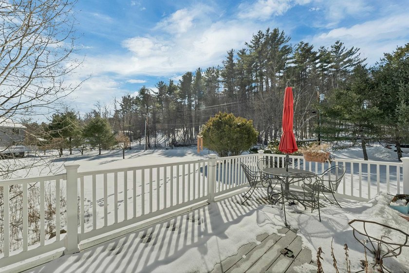 An inviting end unit townhouse-style condominium, minutes to - photo 19