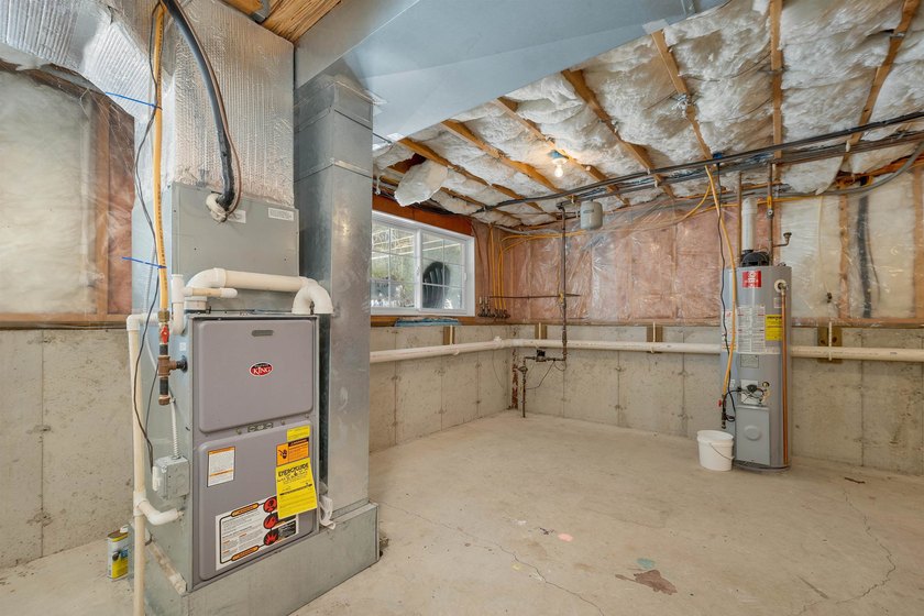 An inviting end unit townhouse-style condominium, minutes to - photo 25