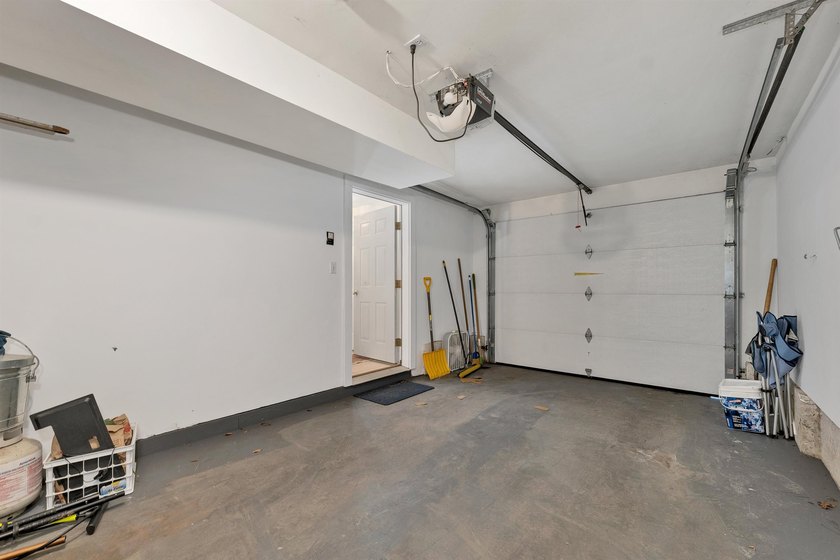 An inviting end unit townhouse-style condominium, minutes to - photo 27