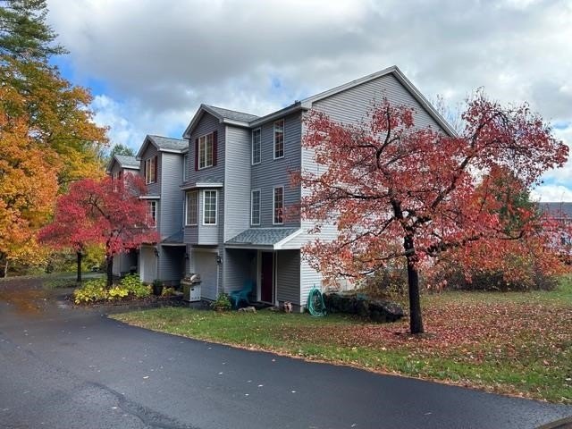 An inviting end unit townhouse-style condominium, minutes to - photo 28