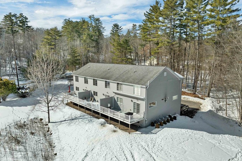 An inviting end unit townhouse-style condominium, minutes to - photo 30