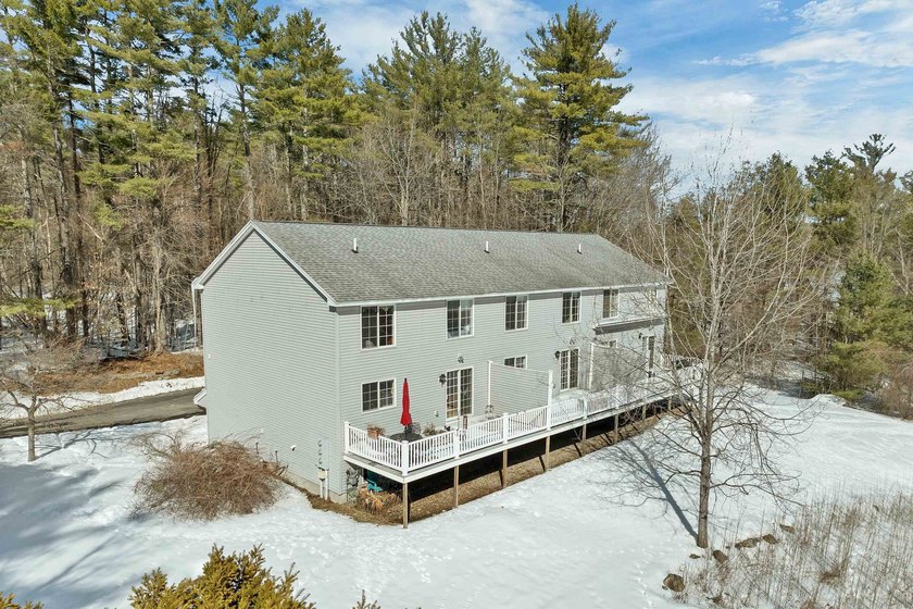 An inviting end unit townhouse-style condominium, minutes to - photo 31