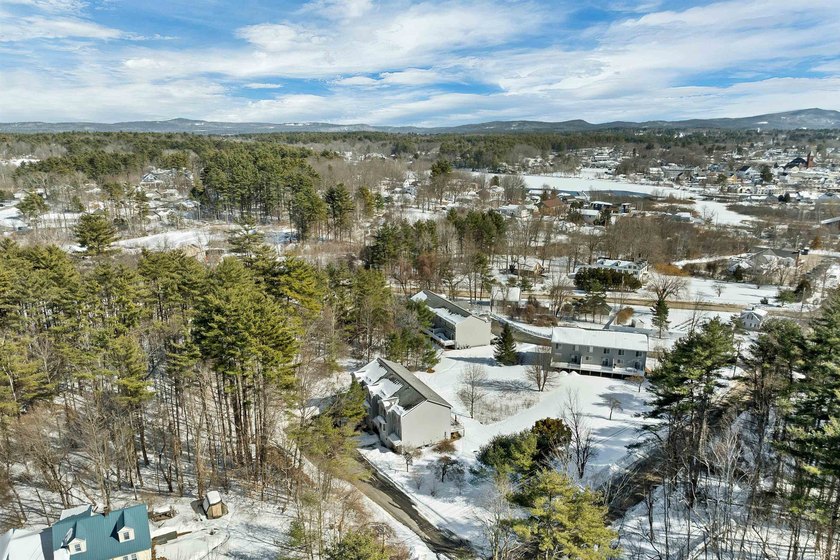 An inviting end unit townhouse-style condominium, minutes to - photo 33