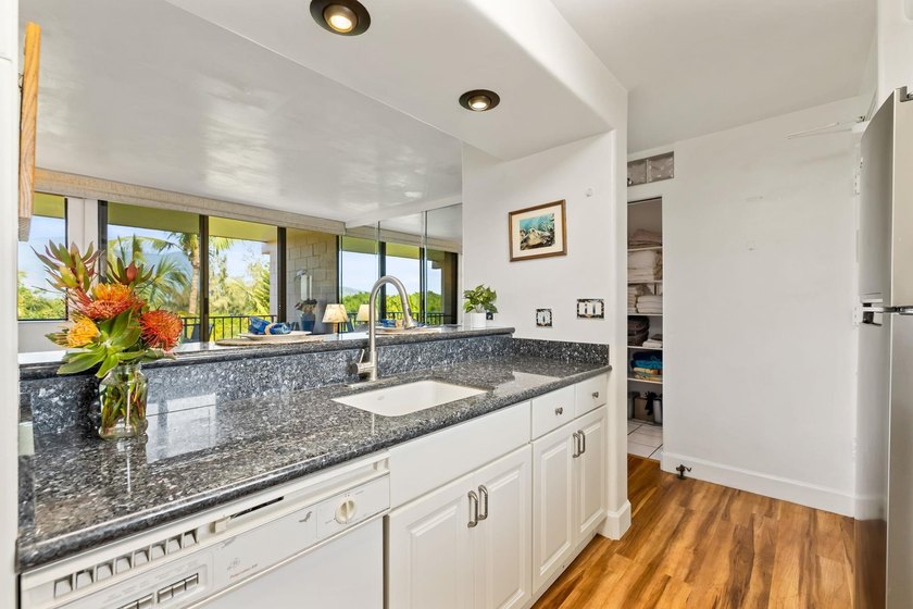Live on the Beach! Wake up to the sound of waves in this direct - photo 15
