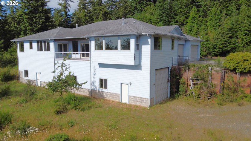 Enjoy peaceful COASTAL LIVING in this custom-built 2006 home - photo 2