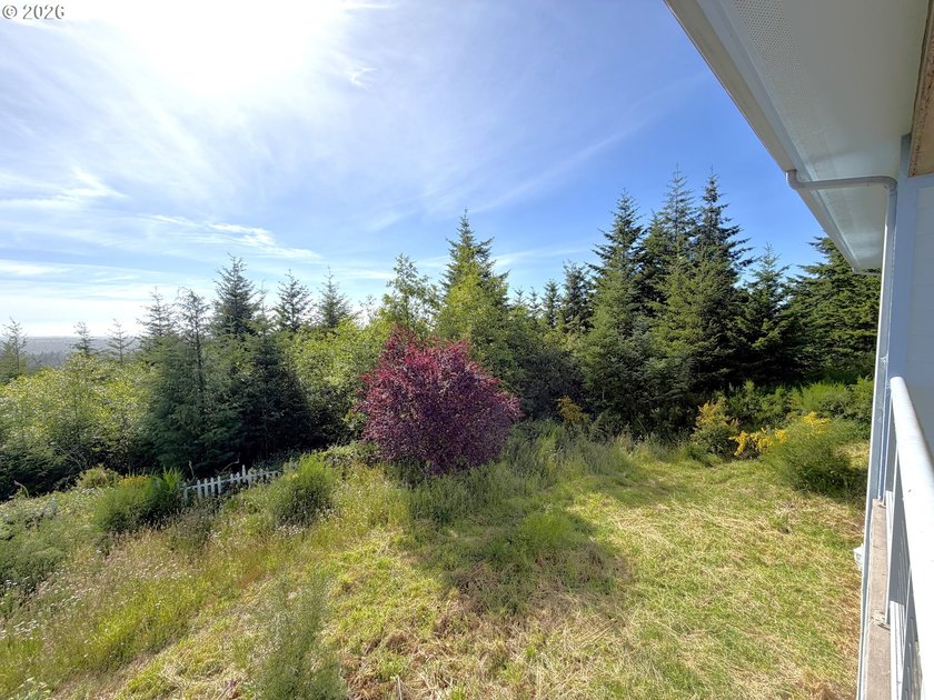 Enjoy peaceful COASTAL LIVING in this custom-built 2006 home - photo 4