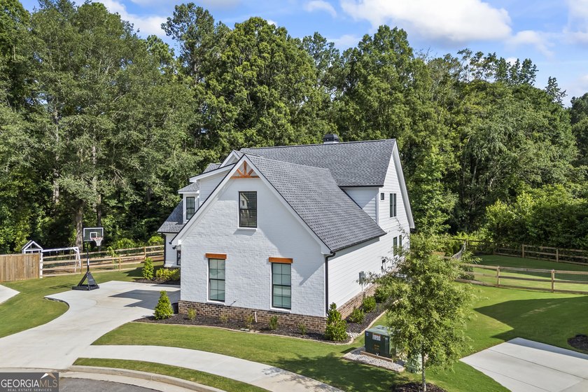 Beautiful farmhouse less than 1 mile from downtown Monroe and - photo 3