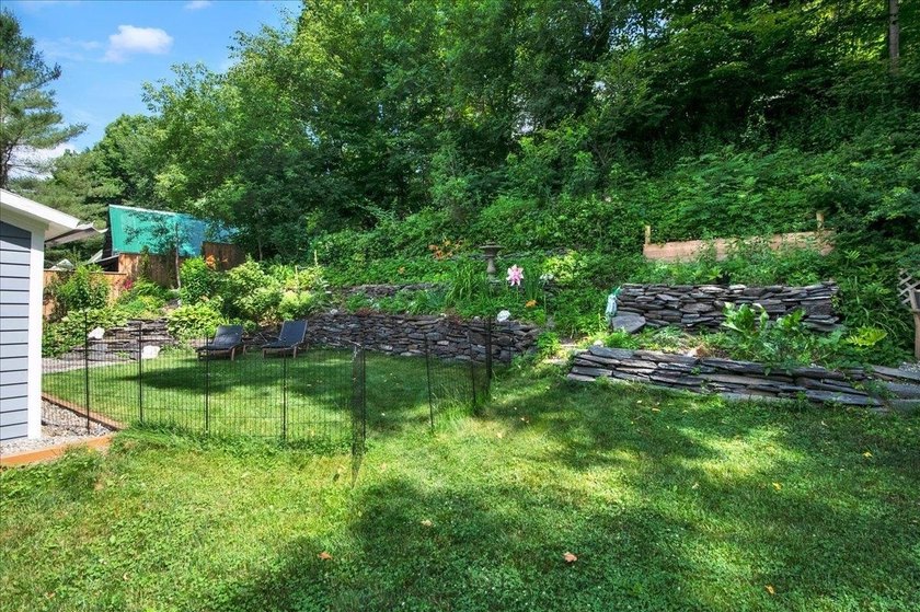 Don't let the size fool you, this beautifully updated 3-bedroom - photo 35
