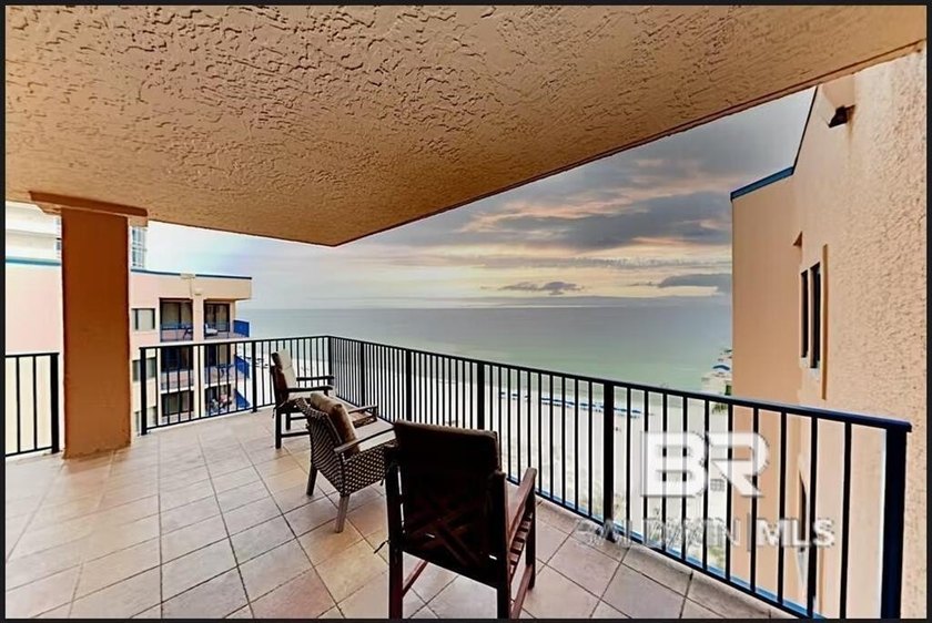 Fantastic Views from this 9th Floor Corner Unit! Four Seasons is - photo 3