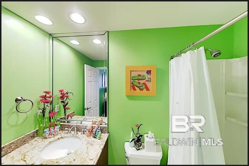 Fantastic Views from this 9th Floor Corner Unit! Four Seasons is - photo 4