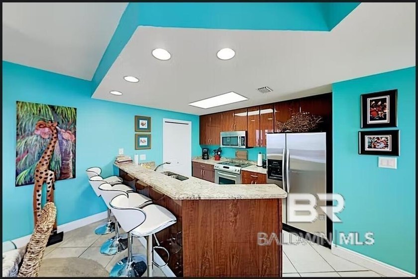 Fantastic Views from this 9th Floor Corner Unit! Four Seasons is - photo 5
