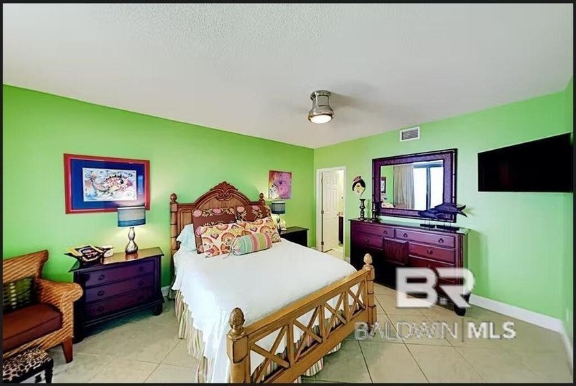 Fantastic Views from this 9th Floor Corner Unit! Four Seasons is - photo 6
