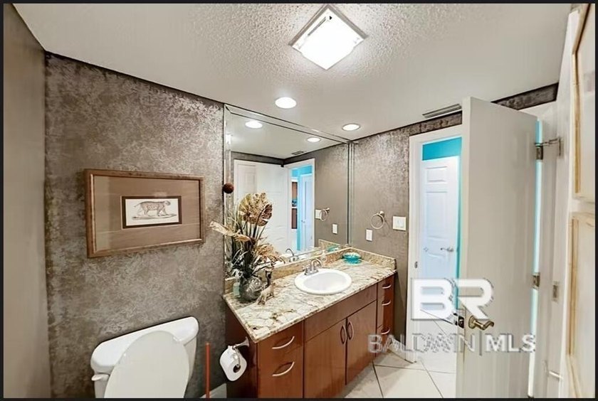 Fantastic Views from this 9th Floor Corner Unit! Four Seasons is - photo 8