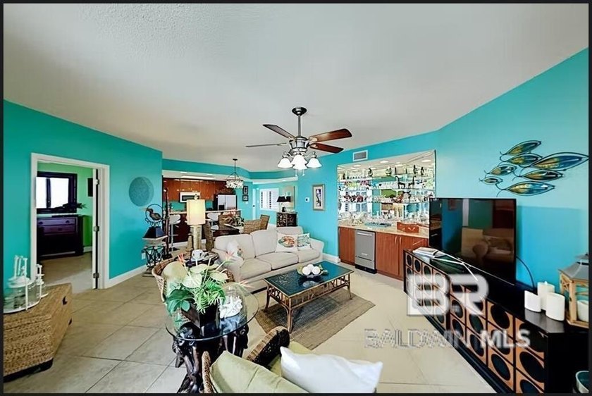 Fantastic Views from this 9th Floor Corner Unit! Four Seasons is - photo 10