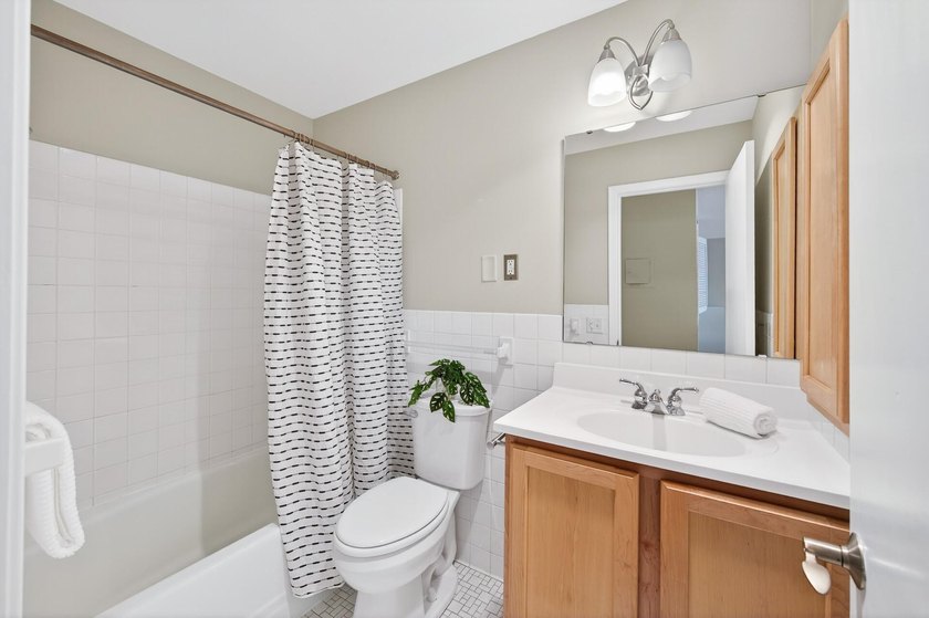 This sunny 1BR/1BA condo includes a heated, underground parking - photo 11