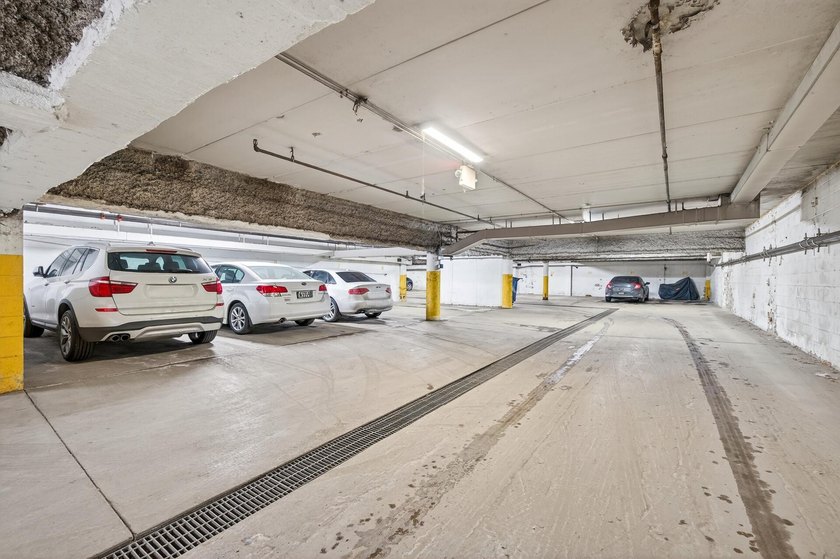 This sunny 1BR/1BA condo includes a heated, underground parking - photo 13