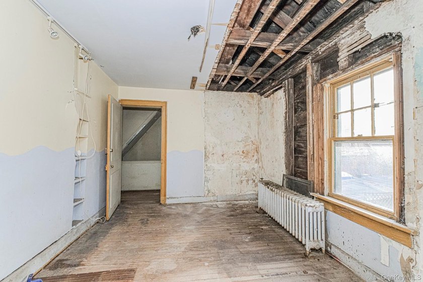 Bank-owned home situated on an oversized 30 x 208 lot in Staten - photo 14