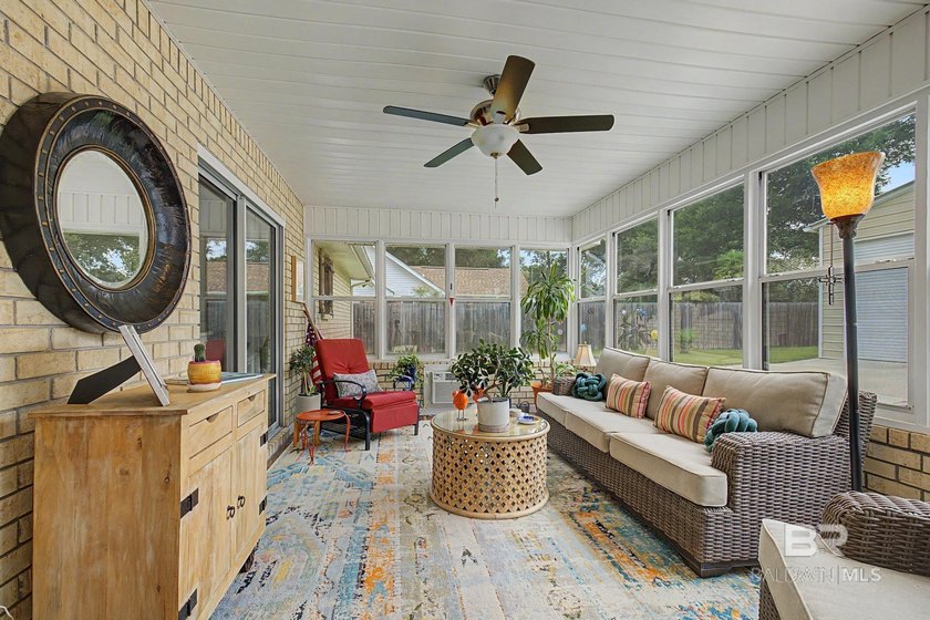 Gorgeous Coastal Home with exceptional craftsmanship and - photo 8