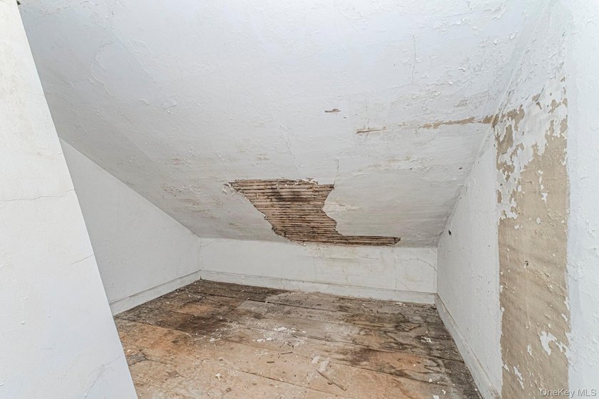 Bank-owned home situated on an oversized 30 x 208 lot in Staten - photo 22