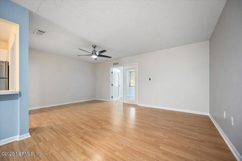 Spacious and updated 1-bedroom end-unit condo just 5 minutes - photo 2