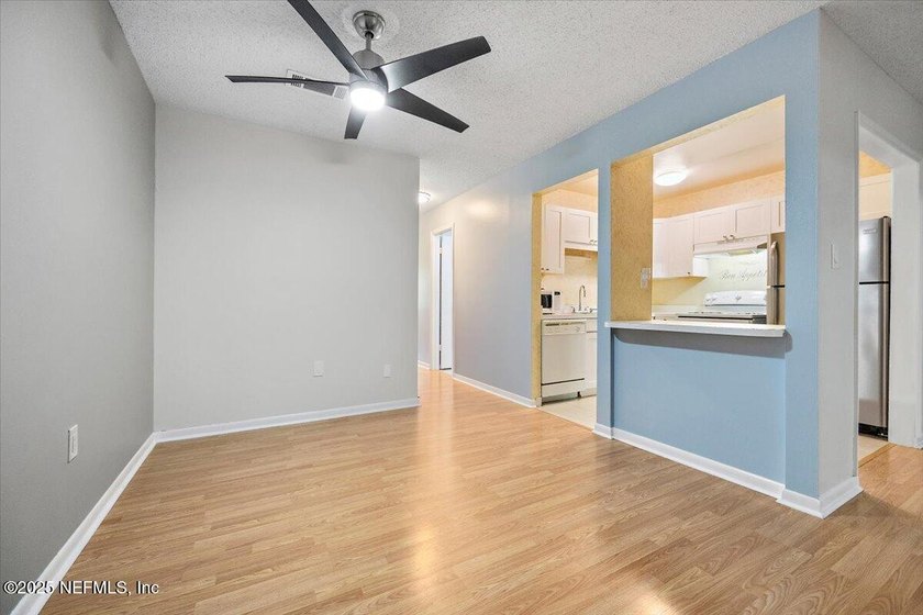 Spacious and updated 1-bedroom end-unit condo just 5 minutes - photo 5