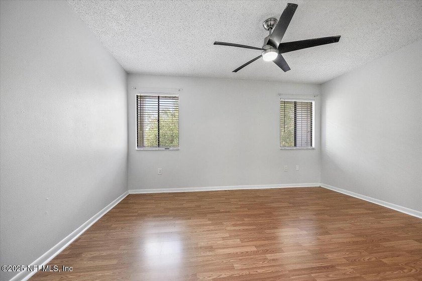 Spacious and updated 1-bedroom end-unit condo just 5 minutes - photo 7