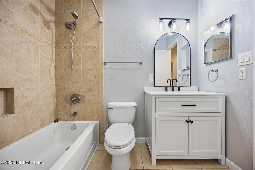 Spacious and updated 1-bedroom end-unit condo just 5 minutes - photo 8