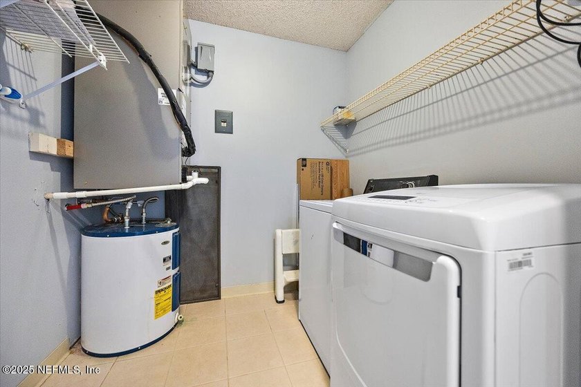 Spacious and updated 1-bedroom end-unit condo just 5 minutes - photo 9