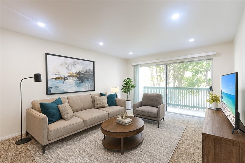 Beautiful turnkey mid-level unit with views of trees, greenery - photo 3
