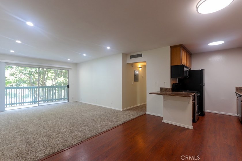 Beautiful turnkey mid-level unit with views of trees, greenery - photo 7