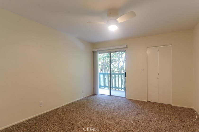 Beautiful turnkey mid-level unit with views of trees, greenery - photo 9